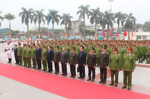 Chủ tịch nước Trương Tấn Sang cùng các đại biểu làm lễ dâng hương tại Tượng đài Chủ tịch Hồ Chí Minh.